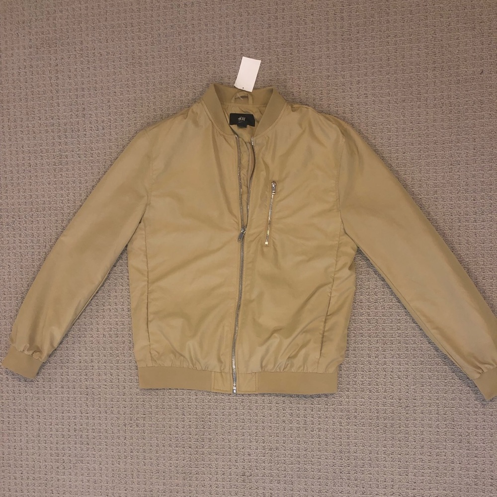 Never wore this jacket and I want someone to enjoy